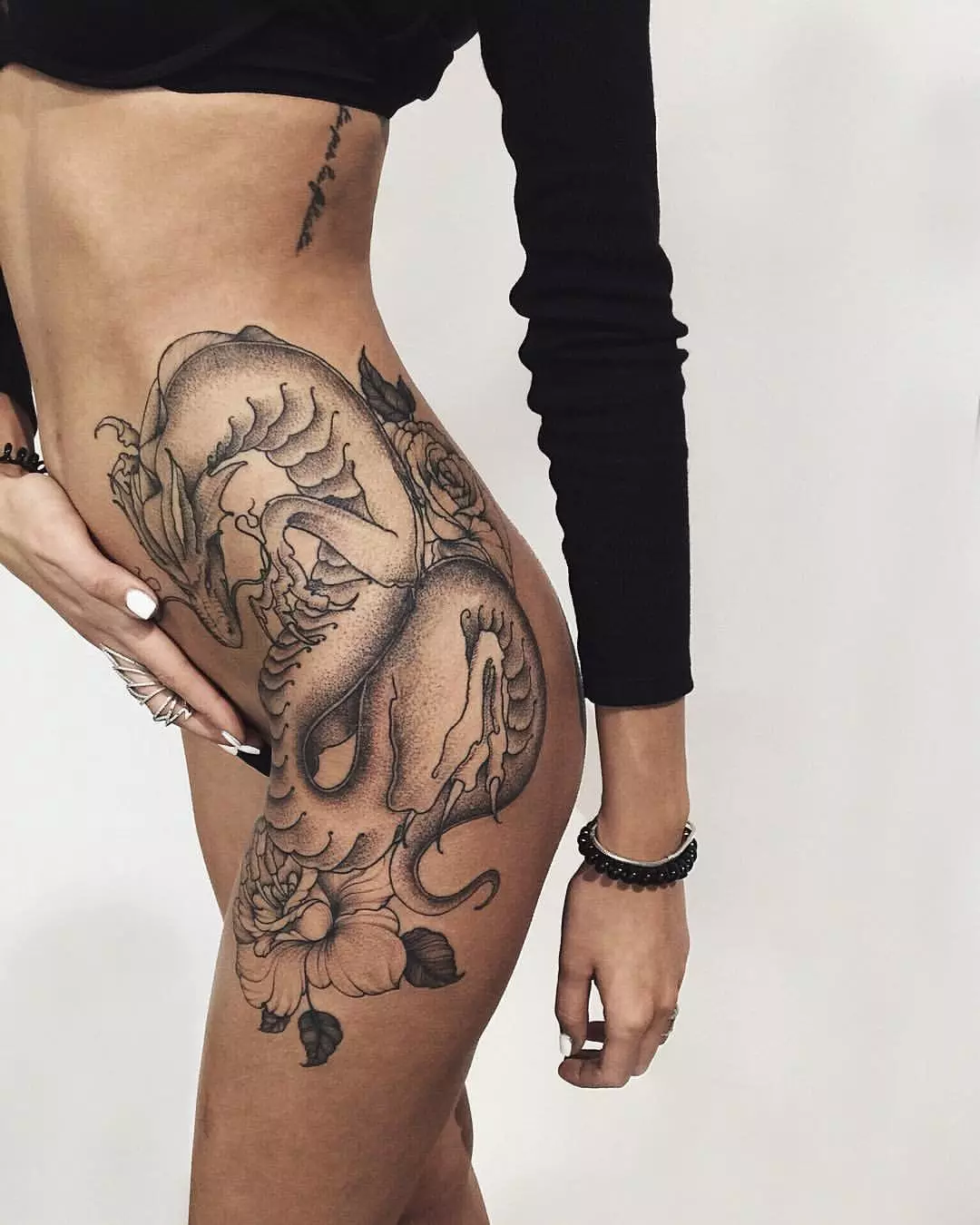 Tatuagem bonita para meninas (80 fotos): esboços das tatuagens femininas mais elegantes em todas as partes do corpo e outros exemplos elegantes de tatuagem com desenhos e inscrições 13775_4