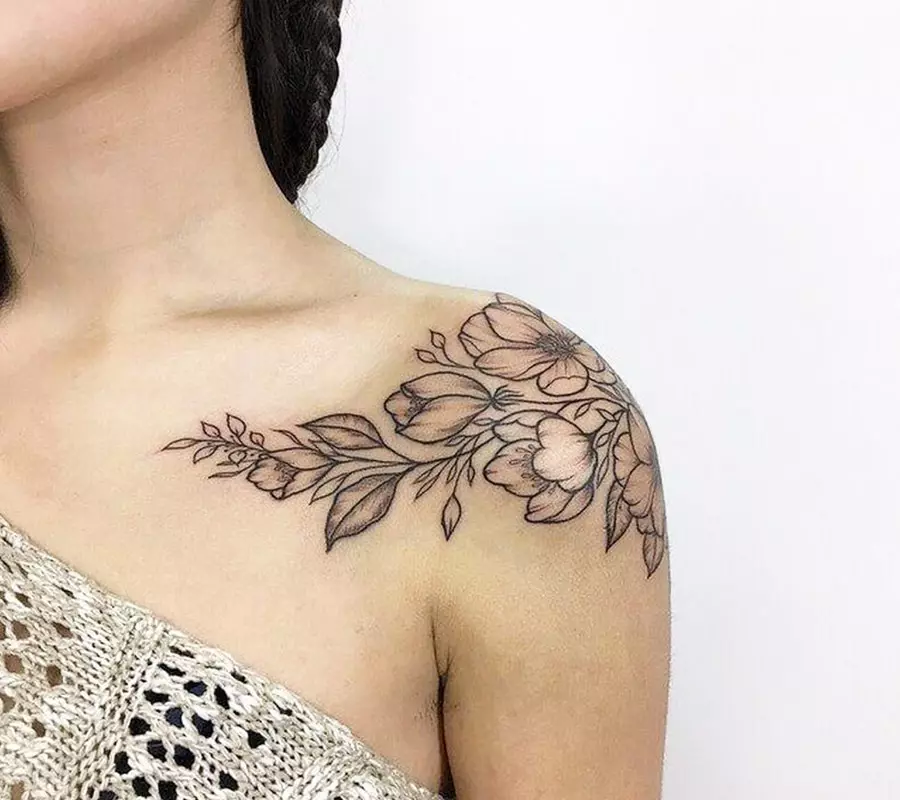 Tatuazh i bukur për vajzat (80 foto): Skica e tatuazheve më elegante femërore në të gjitha pjesët e trupit dhe shembuj të tjerë elegant të tatuazheve me vizatime dhe mbishkrime 13775_58