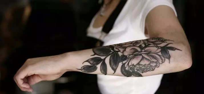 Tatuazh i bukur për vajzat (80 foto): Skica e tatuazheve më elegante femërore në të gjitha pjesët e trupit dhe shembuj të tjerë elegant të tatuazheve me vizatime dhe mbishkrime 13775_59
