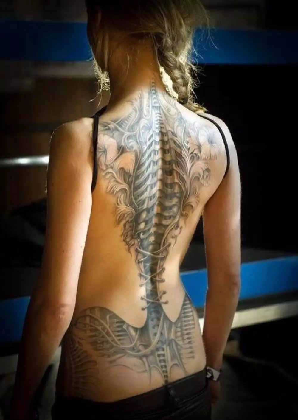 Όμορφο τατουάζ για κορίτσια (80 φωτογραφίες): σκίτσα των πιο κομψών γυναικείων τατουάζ σε όλα τα μέρη του σώματος και άλλα κομψά παραδείγματα τατουάζ με σχέδια και επιγραφές 13775_76