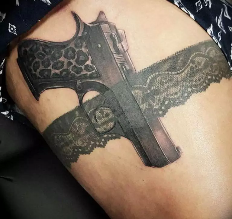 Tatouage « principal »: Esquisses de tatouages ​​avec un stockfall sur la jambe pour les filles, tatouage sous la forme d'une jarretière en dentelle, avec un arc, des fleurs et d'autres, la valeur de tatouage 13777_18