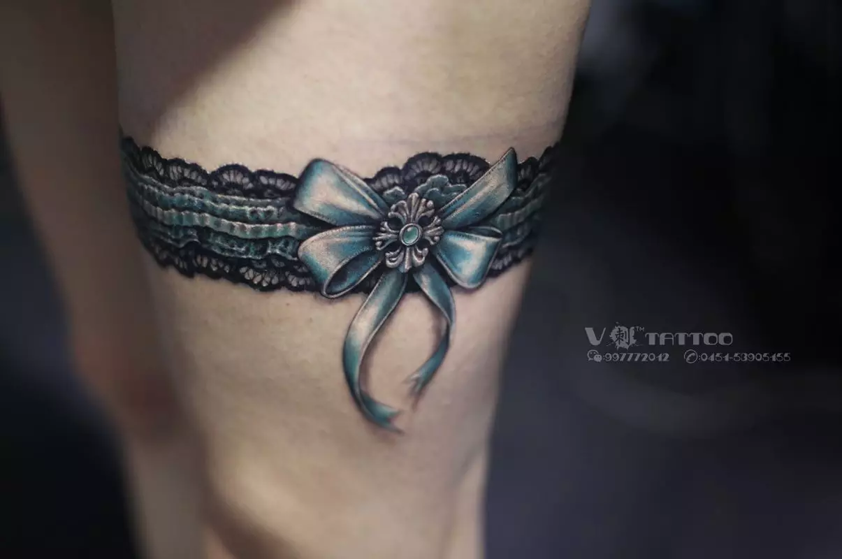Tatouage « principal »: Esquisses de tatouages ​​avec un stockfall sur la jambe pour les filles, tatouage sous la forme d'une jarretière en dentelle, avec un arc, des fleurs et d'autres, la valeur de tatouage 13777_21