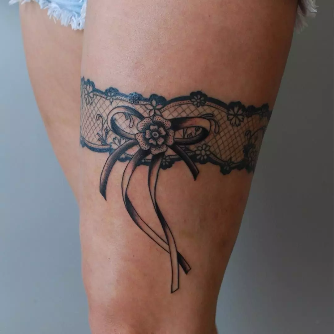 タトゥー「校長」：女の子のための脚の上の紙の上のスケッチのスケッチ、レースガーターの形でタトゥー、花、他の人、タトゥーの価値 13777_3