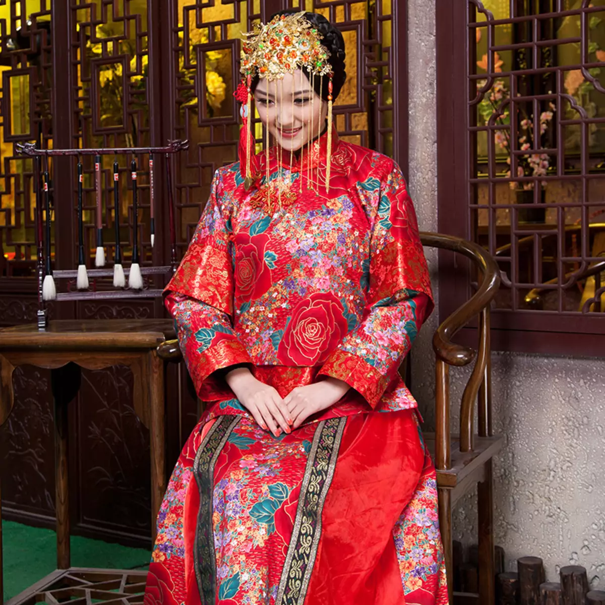 החליפה הלאומית הסינית (73 תמונות): תלבושת נקבה מסורתית של עמי סין, חליפה לילדה 1377_15