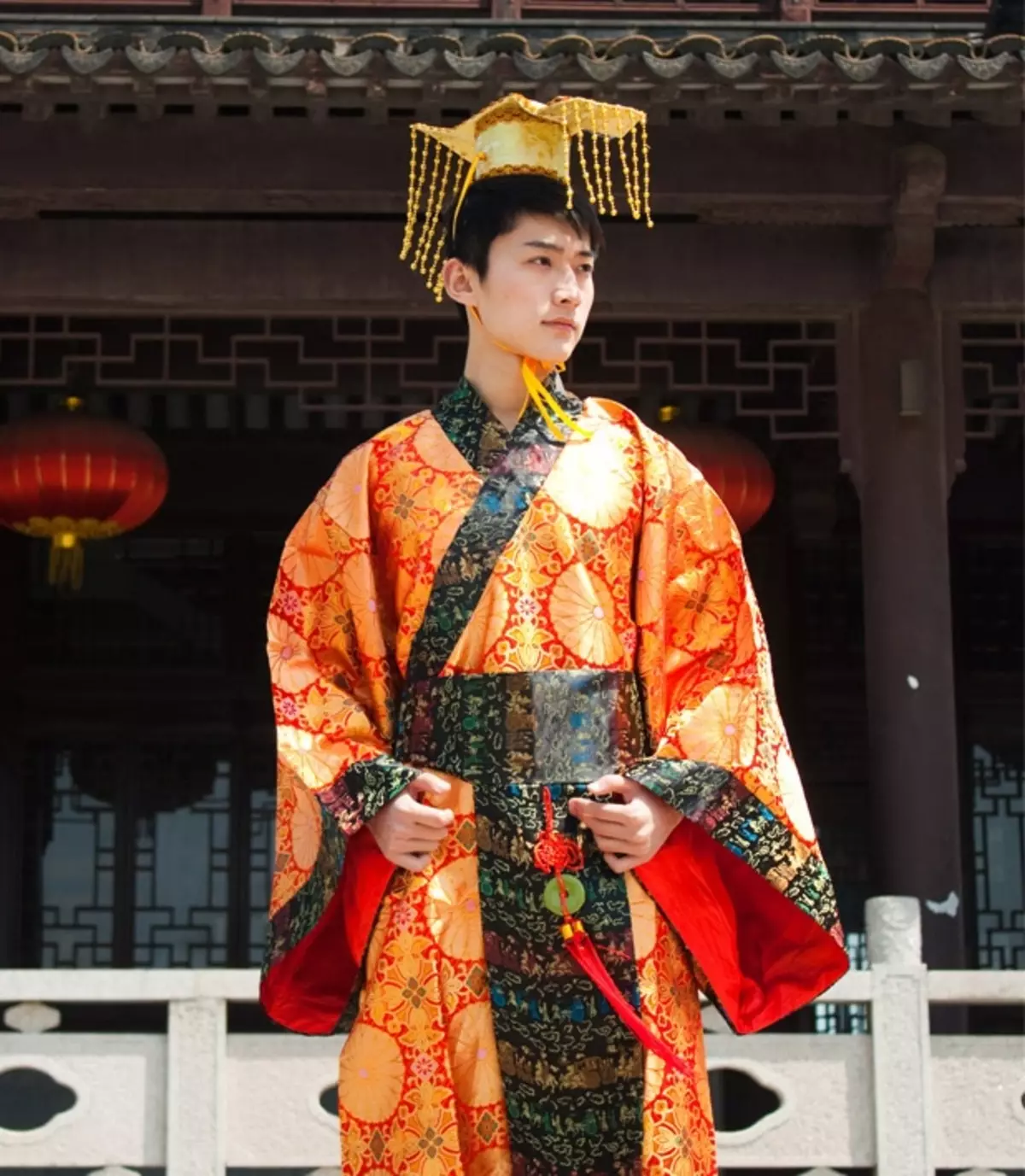 החליפה הלאומית הסינית (73 תמונות): תלבושת נקבה מסורתית של עמי סין, חליפה לילדה 1377_16