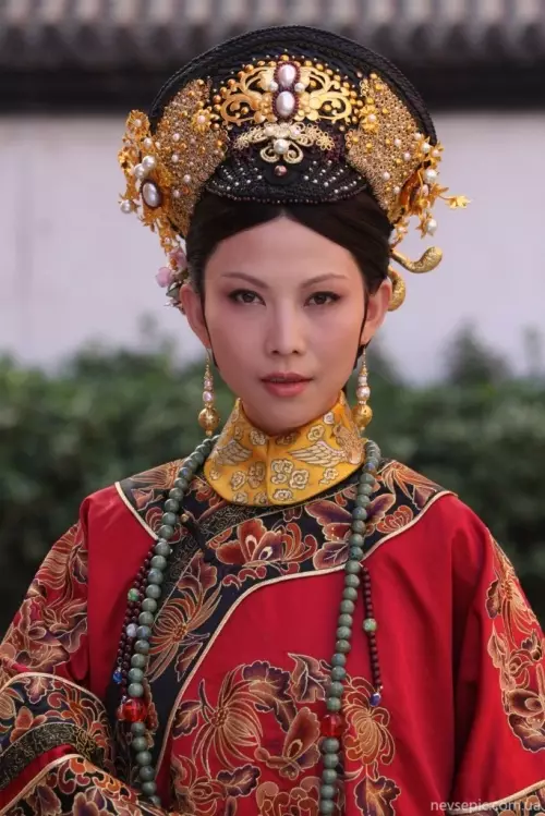 החליפה הלאומית הסינית (73 תמונות): תלבושת נקבה מסורתית של עמי סין, חליפה לילדה 1377_18