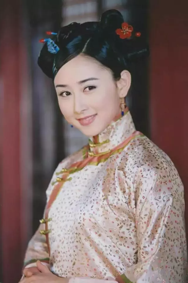 החליפה הלאומית הסינית (73 תמונות): תלבושת נקבה מסורתית של עמי סין, חליפה לילדה 1377_21