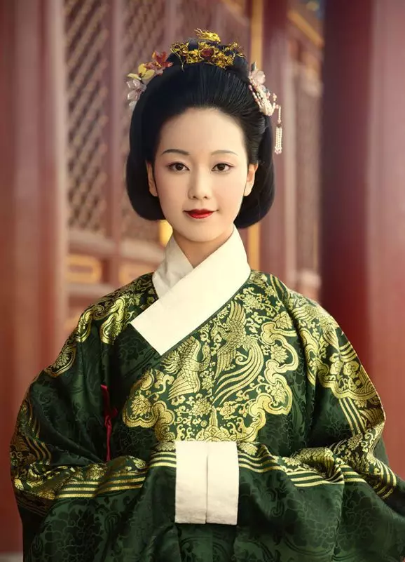 החליפה הלאומית הסינית (73 תמונות): תלבושת נקבה מסורתית של עמי סין, חליפה לילדה 1377_23