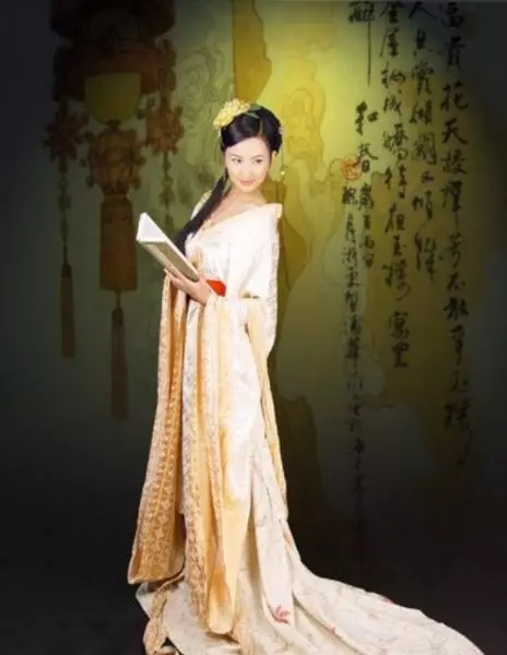 החליפה הלאומית הסינית (73 תמונות): תלבושת נקבה מסורתית של עמי סין, חליפה לילדה 1377_24