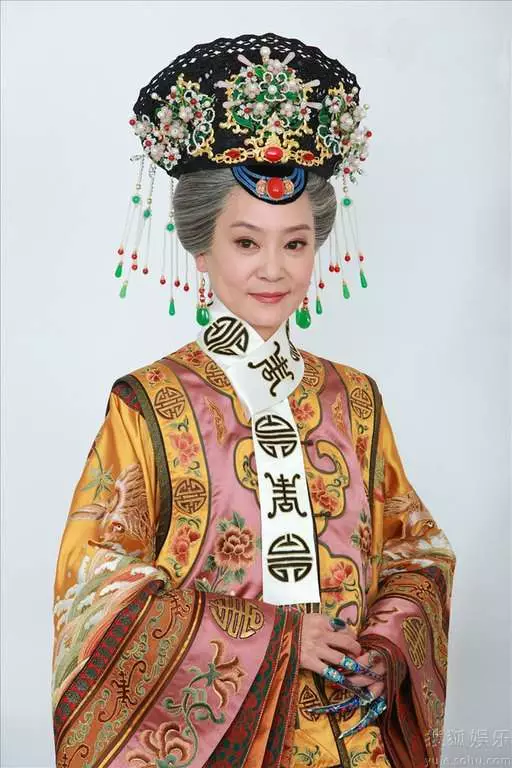 החליפה הלאומית הסינית (73 תמונות): תלבושת נקבה מסורתית של עמי סין, חליפה לילדה 1377_29