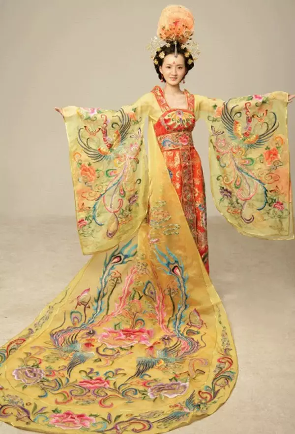 החליפה הלאומית הסינית (73 תמונות): תלבושת נקבה מסורתית של עמי סין, חליפה לילדה 1377_30