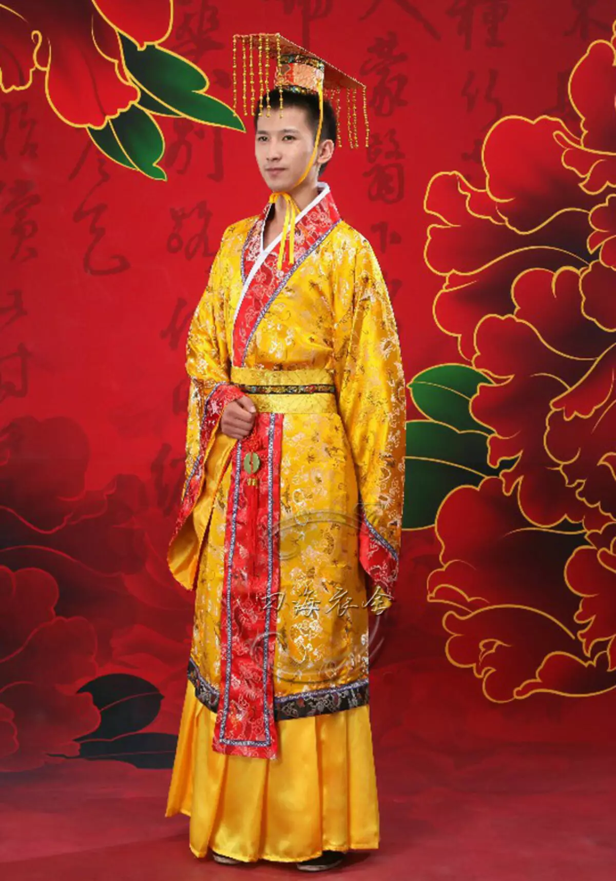 החליפה הלאומית הסינית (73 תמונות): תלבושת נקבה מסורתית של עמי סין, חליפה לילדה 1377_32