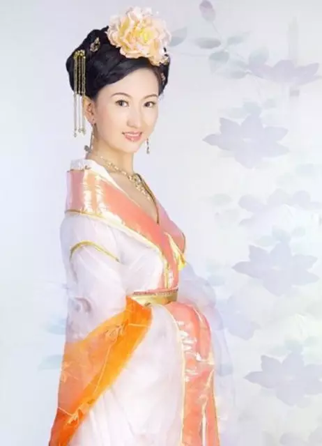 החליפה הלאומית הסינית (73 תמונות): תלבושת נקבה מסורתית של עמי סין, חליפה לילדה 1377_48
