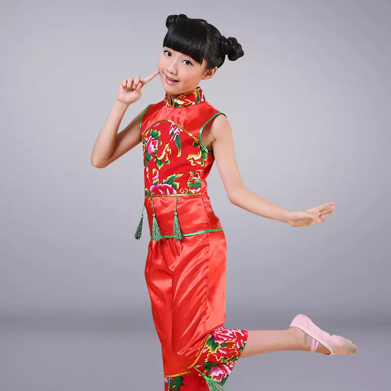 החליפה הלאומית הסינית (73 תמונות): תלבושת נקבה מסורתית של עמי סין, חליפה לילדה 1377_50