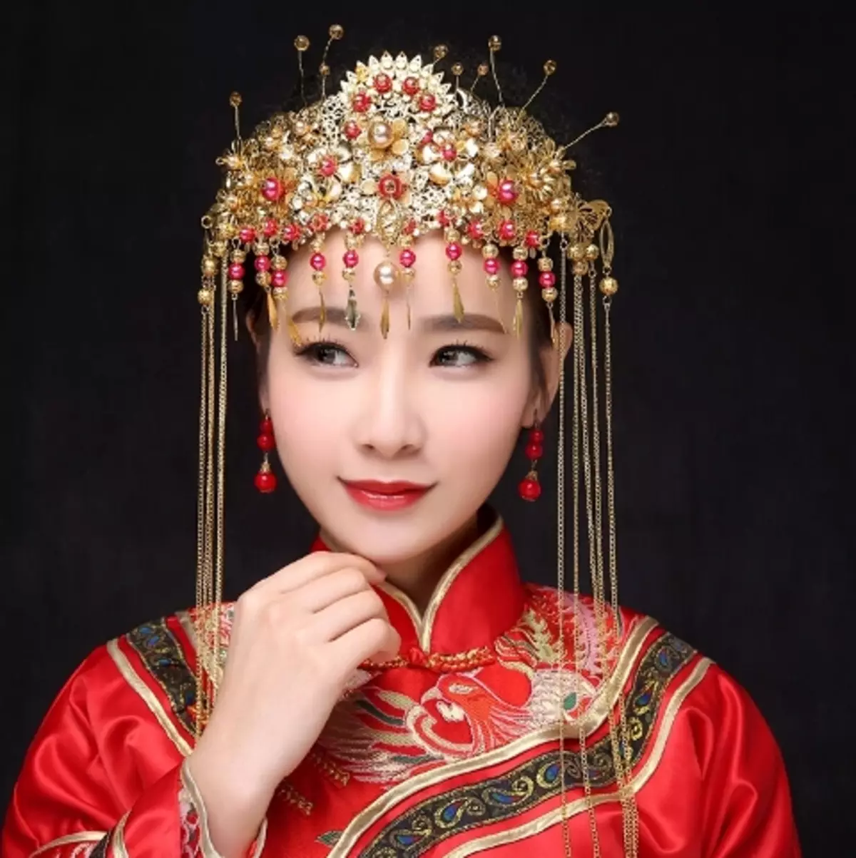 החליפה הלאומית הסינית (73 תמונות): תלבושת נקבה מסורתית של עמי סין, חליפה לילדה 1377_56