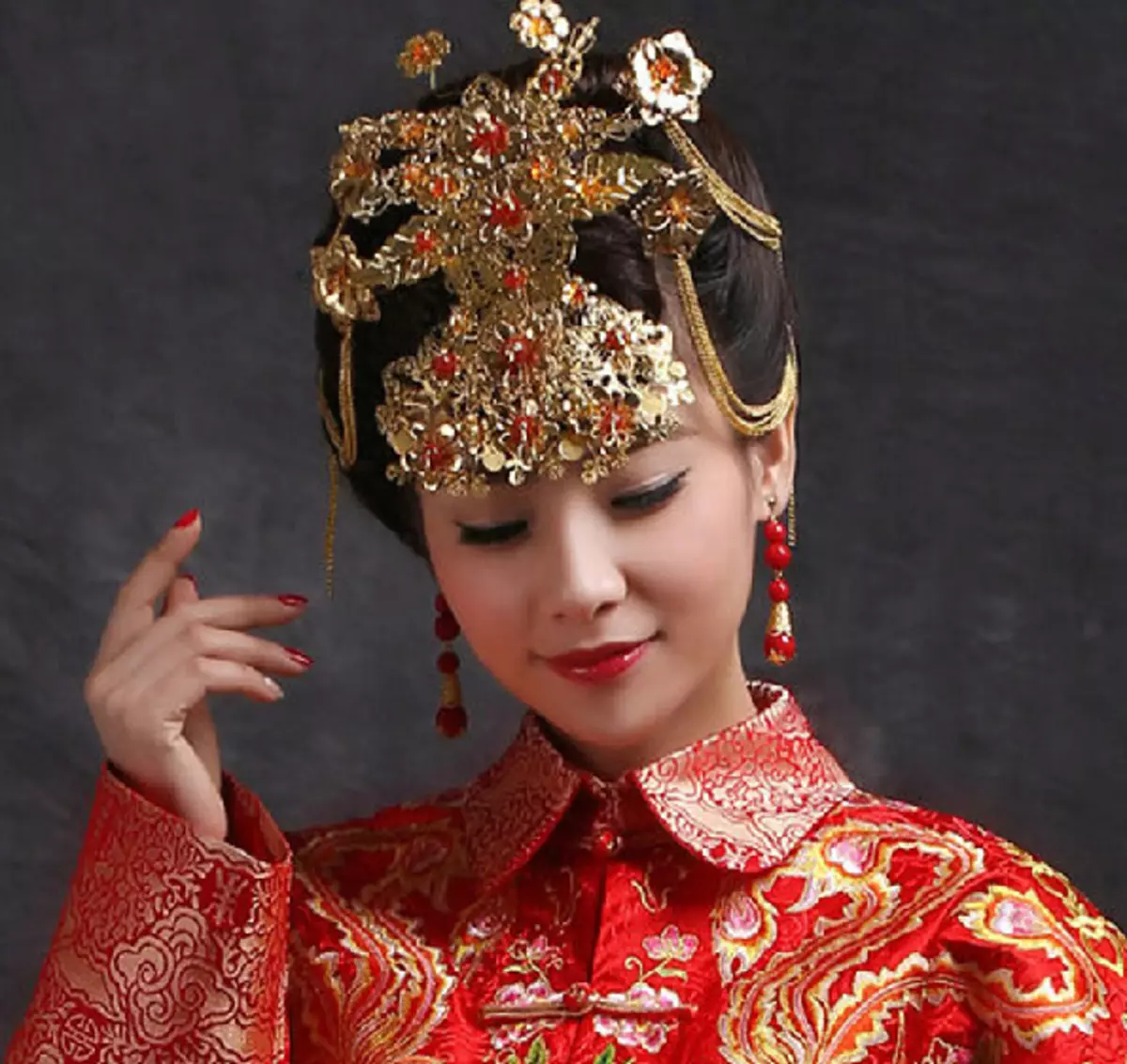 החליפה הלאומית הסינית (73 תמונות): תלבושת נקבה מסורתית של עמי סין, חליפה לילדה 1377_57