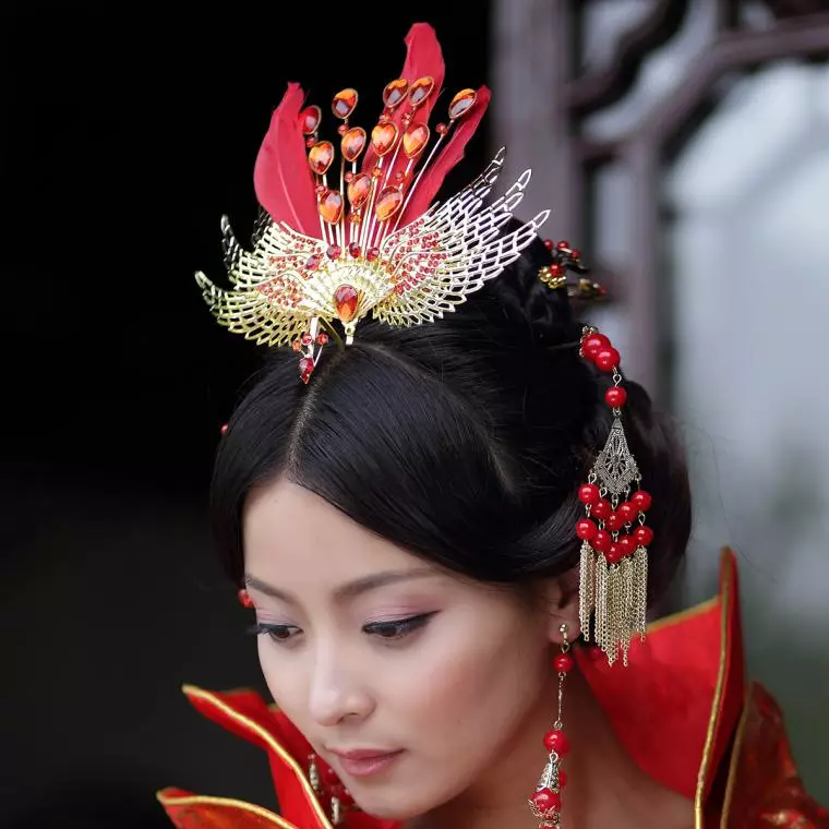 החליפה הלאומית הסינית (73 תמונות): תלבושת נקבה מסורתית של עמי סין, חליפה לילדה 1377_59