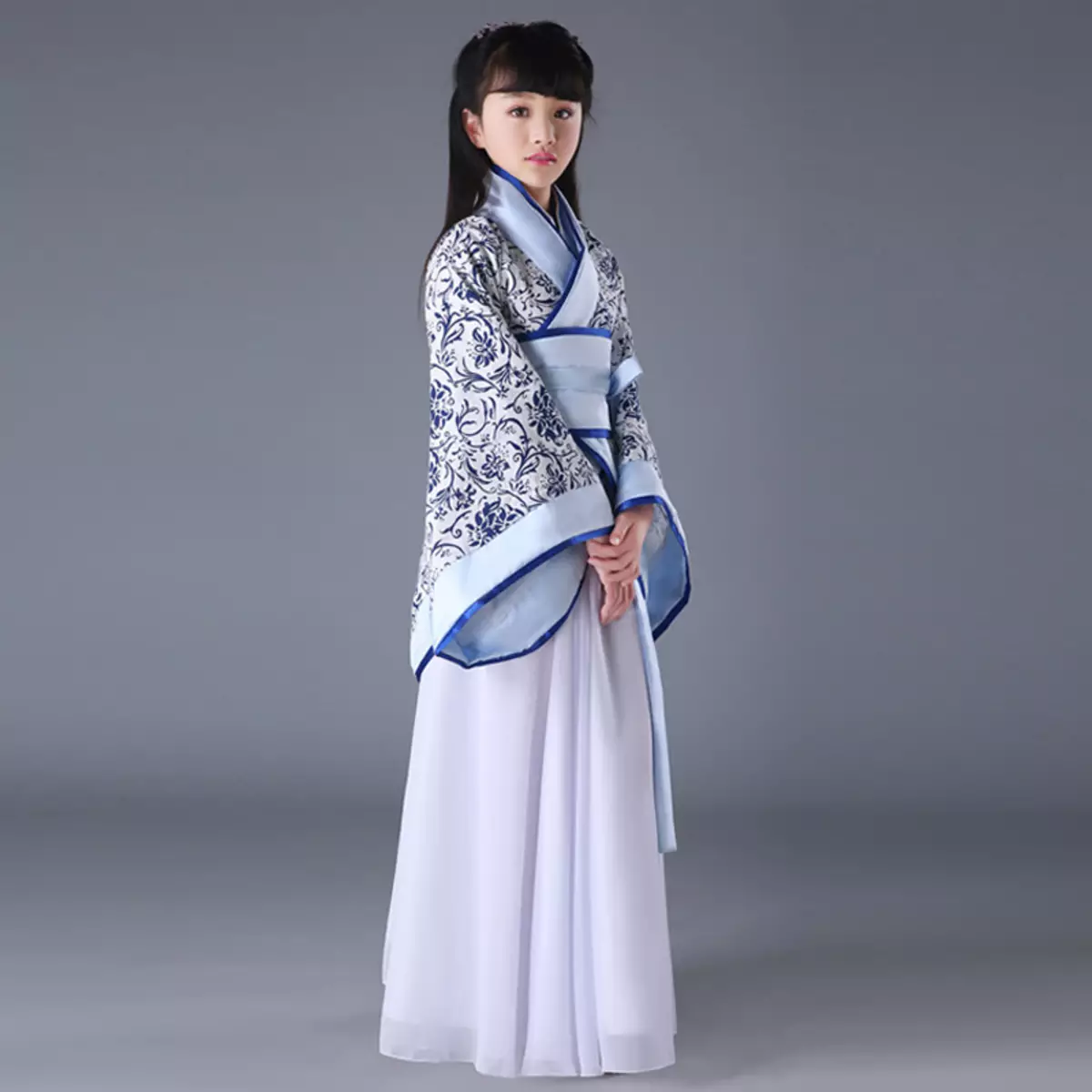החליפה הלאומית הסינית (73 תמונות): תלבושת נקבה מסורתית של עמי סין, חליפה לילדה 1377_67