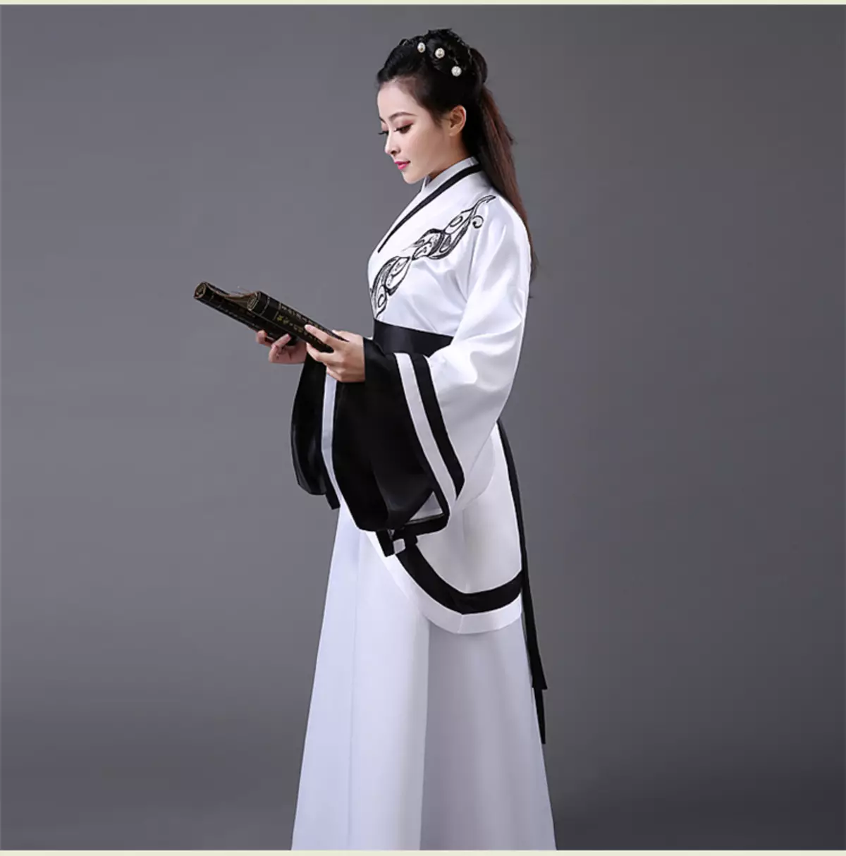 החליפה הלאומית הסינית (73 תמונות): תלבושת נקבה מסורתית של עמי סין, חליפה לילדה 1377_68