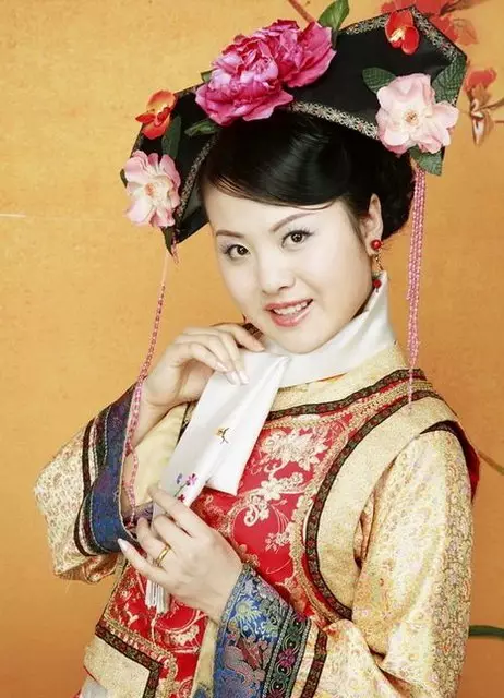 החליפה הלאומית הסינית (73 תמונות): תלבושת נקבה מסורתית של עמי סין, חליפה לילדה 1377_9
