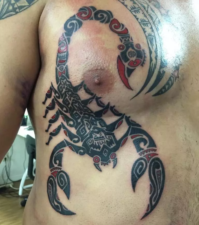 Tattoo s škorpijoni (69 fotografij): Vrednost in skice. Tetovaže na roki in na rami, na vratu in na prsih, risbe na lopatu, na nogi in na drugih delih telesa 13780_14