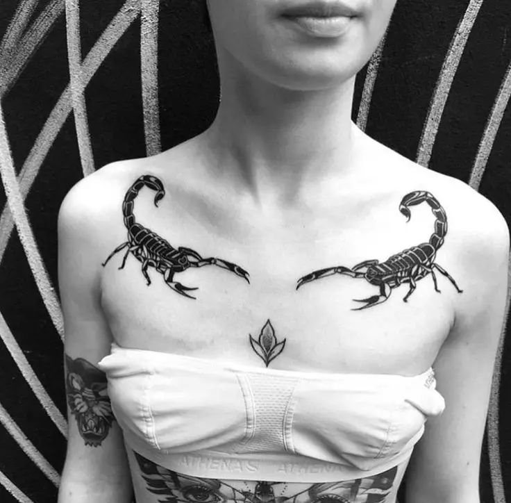 Τατουάζ με σκορπιούς (69 φωτογραφίες): Αξία και σκίτσα. Τατουάζ στο χέρι και στον ώμο, στο λαιμό και στο στήθος, σχέδια στο φτυάρι, στο πόδι και σε άλλα μέρη του σώματος 13780_17