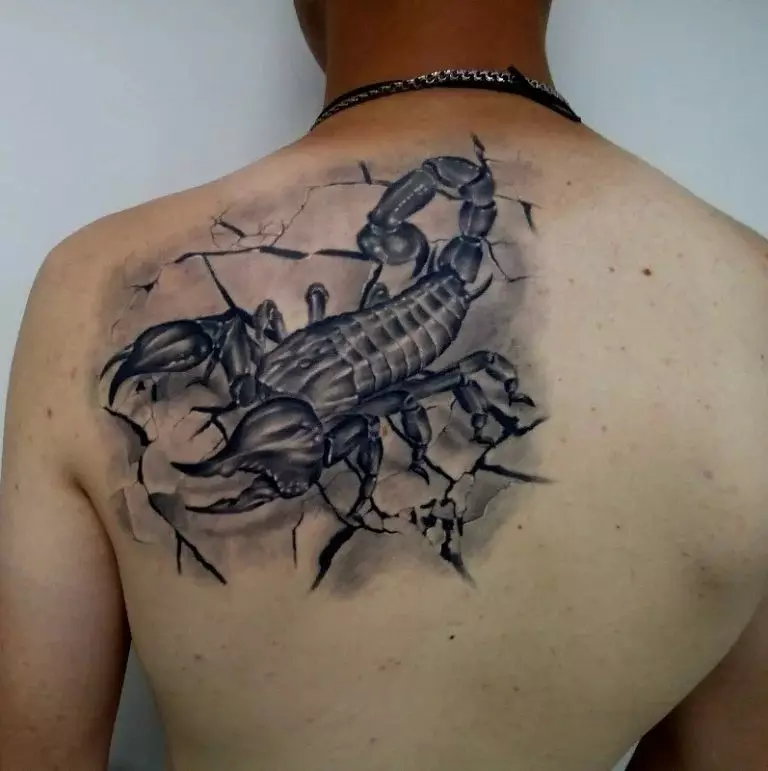 Tetovējums ar skorpioniem (69 fotogrāfijas): vērtība un skices. Tetovējumi uz rokas un uz pleca, uz kakla un uz krūtīm, zīmējumi uz lāpstas, uz kājas un uz citām ķermeņa daļām 13780_18