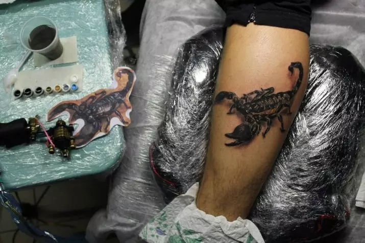 Tatuering med skorpioner (69 foton): värde och skisser. Tatueringar till hands och på axeln, på nacken och på bröstet, ritningar på spaden, på benet och på andra delar av kroppen 13780_2