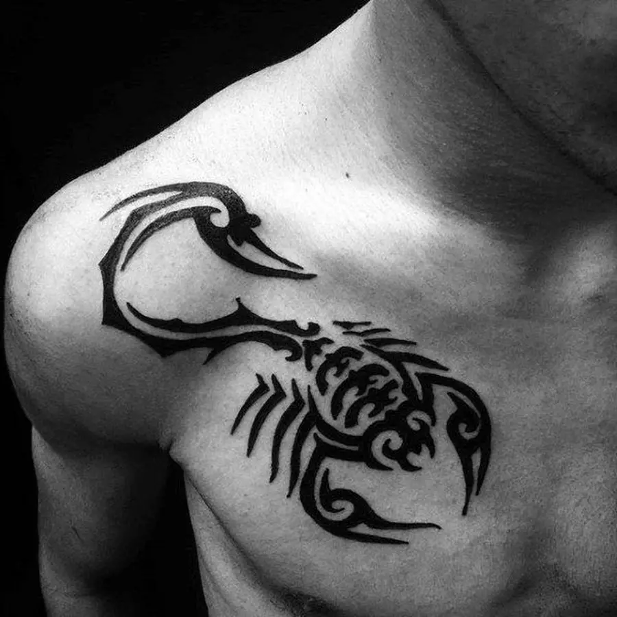Tatuagem com escorpiões (69 fotos): valor e esboços. Tatuagens na mão e no ombro, no pescoço e no peito, desenhos na pá, na perna e em outras partes do corpo 13780_22