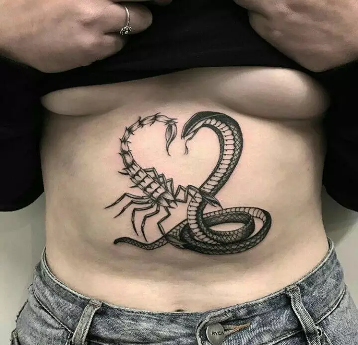 Tattoo s škorpijoni (69 fotografij): Vrednost in skice. Tetovaže na roki in na rami, na vratu in na prsih, risbe na lopatu, na nogi in na drugih delih telesa 13780_23