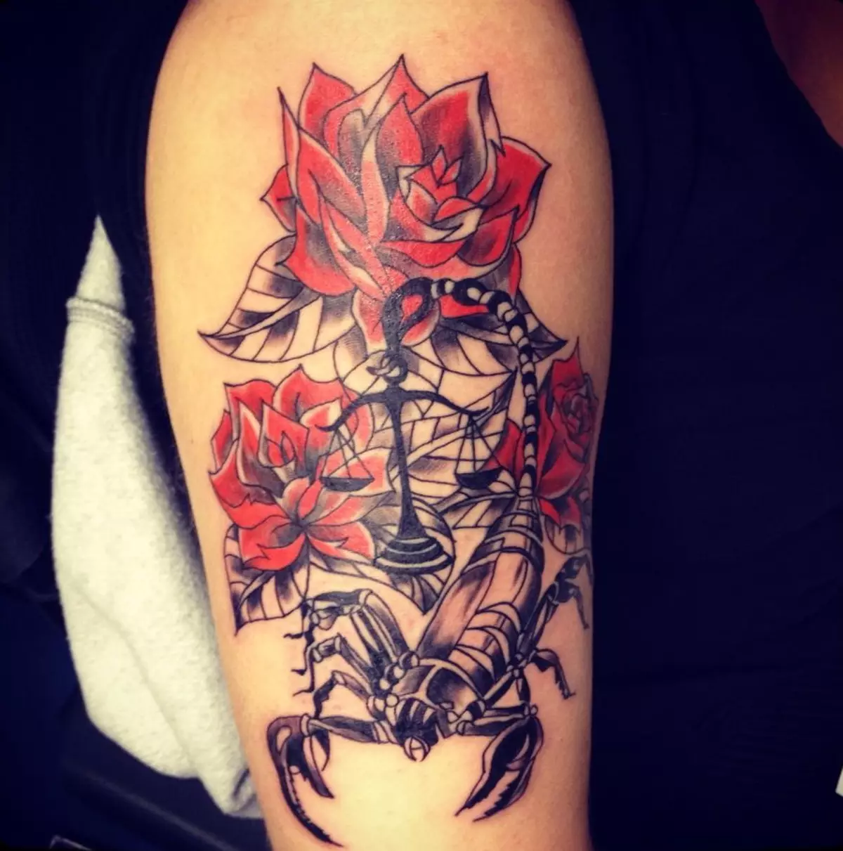 Τατουάζ με σκορπιούς (69 φωτογραφίες): Αξία και σκίτσα. Τατουάζ στο χέρι και στον ώμο, στο λαιμό και στο στήθος, σχέδια στο φτυάρι, στο πόδι και σε άλλα μέρη του σώματος 13780_25