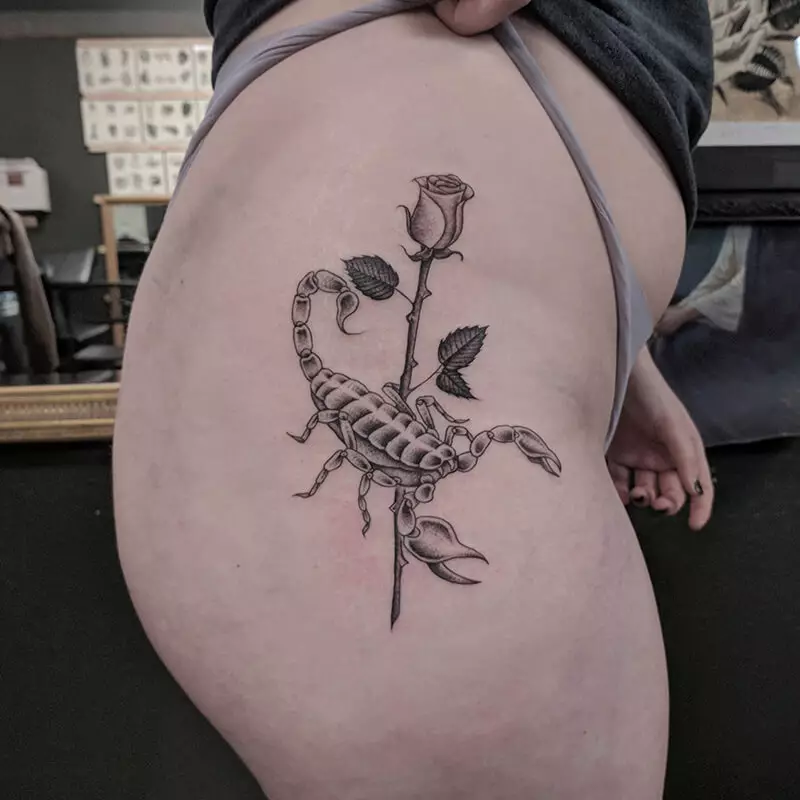 Tatuagem com escorpiões (69 fotos): valor e esboços. Tatuagens na mão e no ombro, no pescoço e no peito, desenhos na pá, na perna e em outras partes do corpo 13780_26