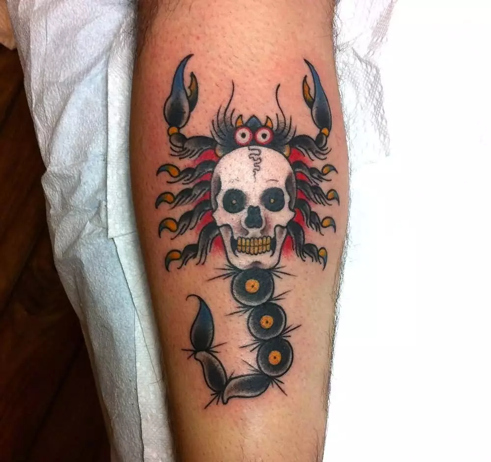 Tatuaje con escorpiones (69 fotos): valor y bocetos. Tatuajes a mano y en el hombro, en el cuello y en el pecho, dibujos en la pala, en la pierna y en otras partes del cuerpo. 13780_34
