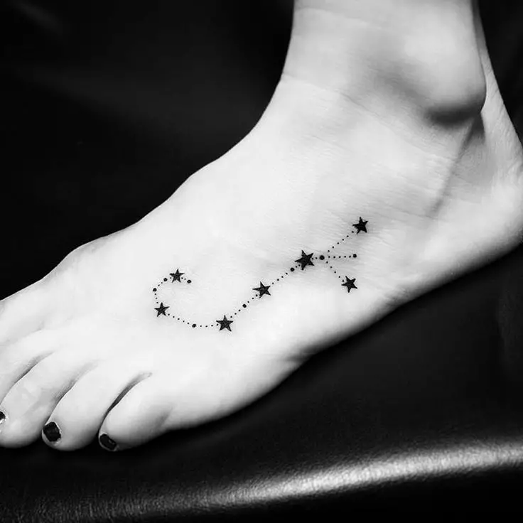 Τατουάζ με σκορπιούς (69 φωτογραφίες): Αξία και σκίτσα. Τατουάζ στο χέρι και στον ώμο, στο λαιμό και στο στήθος, σχέδια στο φτυάρι, στο πόδι και σε άλλα μέρη του σώματος 13780_36