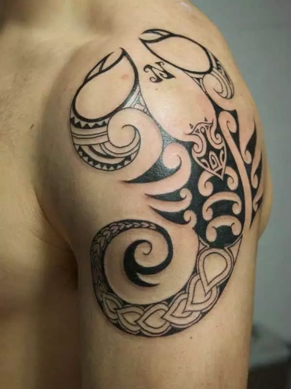 Tatuering med skorpioner (69 foton): värde och skisser. Tatueringar till hands och på axeln, på nacken och på bröstet, ritningar på spaden, på benet och på andra delar av kroppen 13780_47