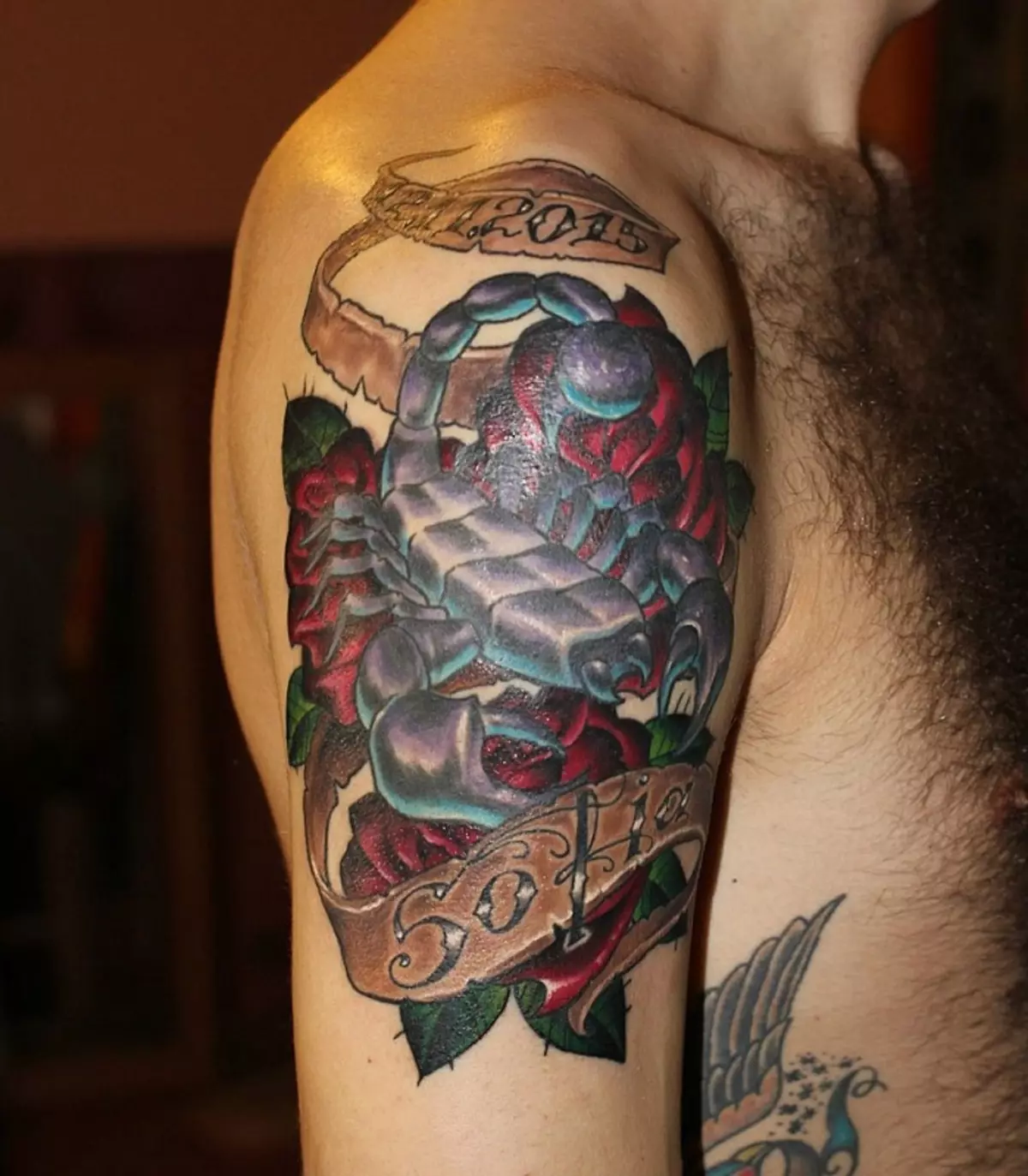 Τατουάζ με σκορπιούς (69 φωτογραφίες): Αξία και σκίτσα. Τατουάζ στο χέρι και στον ώμο, στο λαιμό και στο στήθος, σχέδια στο φτυάρι, στο πόδι και σε άλλα μέρη του σώματος 13780_48