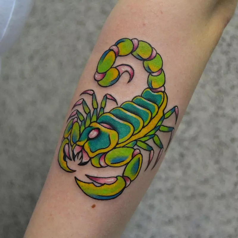 Tatuagem com escorpiões (69 fotos): valor e esboços. Tatuagens na mão e no ombro, no pescoço e no peito, desenhos na pá, na perna e em outras partes do corpo 13780_49