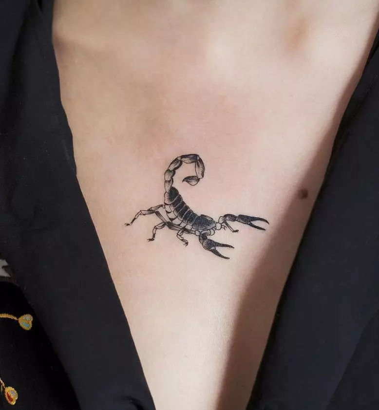 Tatuering med skorpioner (69 foton): värde och skisser. Tatueringar till hands och på axeln, på nacken och på bröstet, ritningar på spaden, på benet och på andra delar av kroppen 13780_50