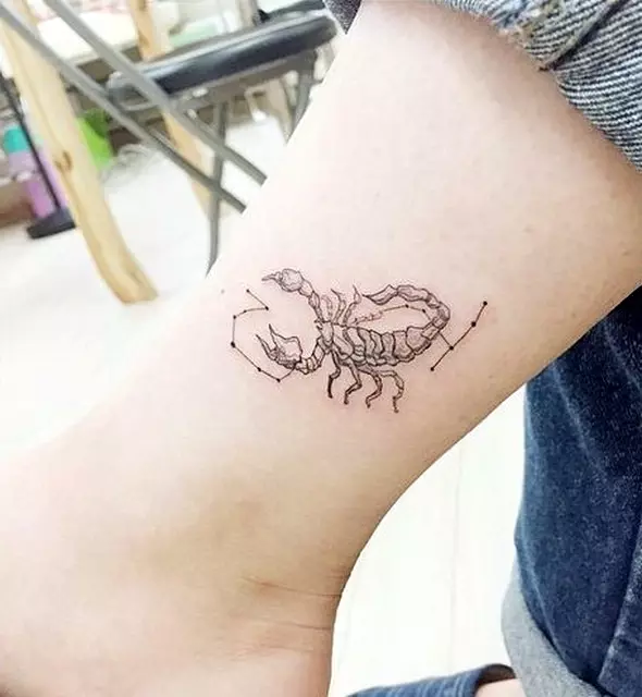 Een met skerpioene (69 foto's): waarde en sketse. Tattoos op hand en op die skouer, op die nek en op die bors, tekeninge op die graaf, op die been en op ander dele van die liggaam 13780_51