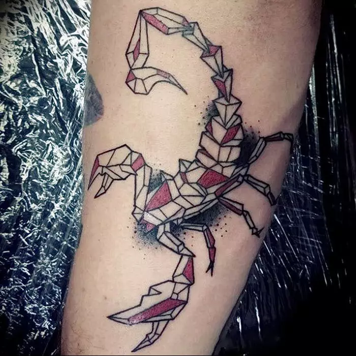 Tattoo cu scorpioni (69 fotografii): valoare și schițe. Tatuaje pe mână și pe umăr, pe gât și pe piept, desene pe lopată, pe picior și pe alte părți ale corpului 13780_53