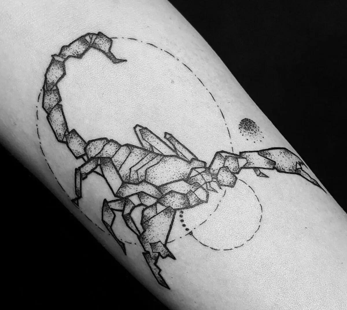 Tatuering med skorpioner (69 foton): värde och skisser. Tatueringar till hands och på axeln, på nacken och på bröstet, ritningar på spaden, på benet och på andra delar av kroppen 13780_57