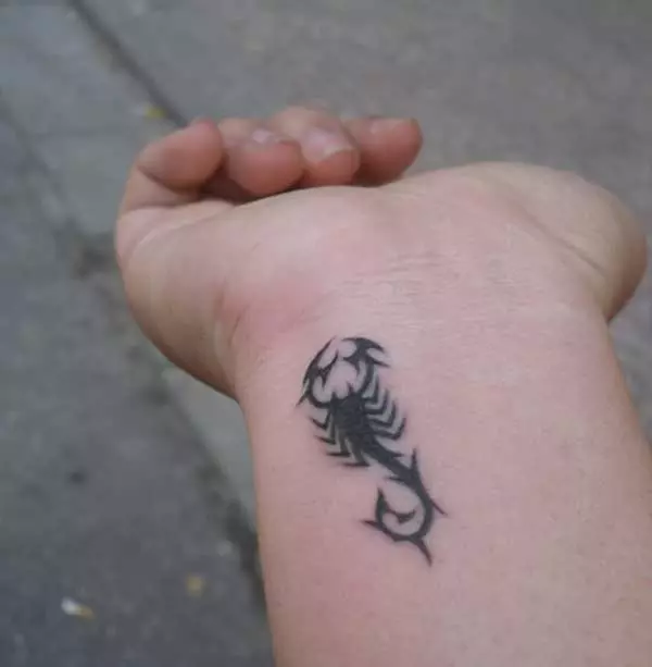 Tatuering med skorpioner (69 foton): värde och skisser. Tatueringar till hands och på axeln, på nacken och på bröstet, ritningar på spaden, på benet och på andra delar av kroppen 13780_62