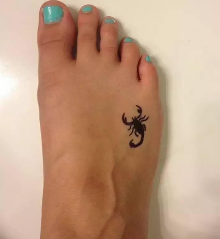 Tatuiruotė su skorpionais (69 nuotraukos): vertė ir eskizai. Tatuiruotės ant rankų ir ant peties, ant kaklo ir krūtinės, piešinių ant kastuvo, ant kojų ir kitų kūno dalių 13780_64