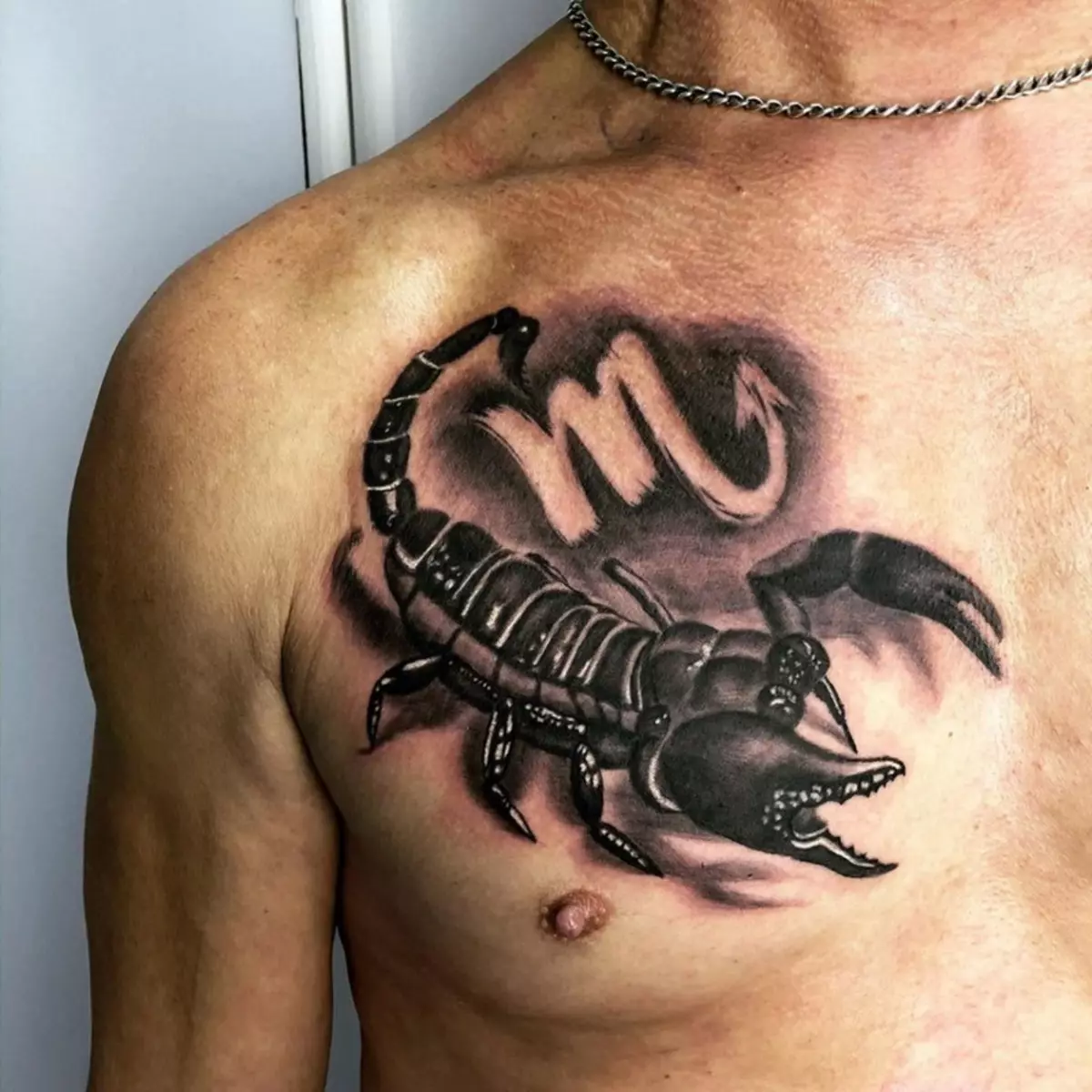 Tatuering med skorpioner (69 foton): värde och skisser. Tatueringar till hands och på axeln, på nacken och på bröstet, ritningar på spaden, på benet och på andra delar av kroppen 13780_66