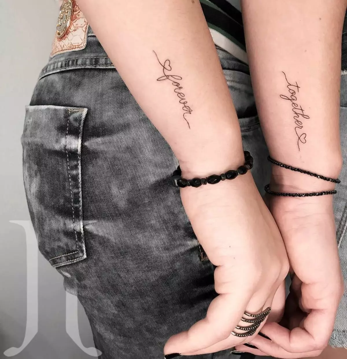 Символ слова вместе. Парные тату. Татуировки для подруг. Парные Татуировки для подруг. Парные Татуировки надписи.