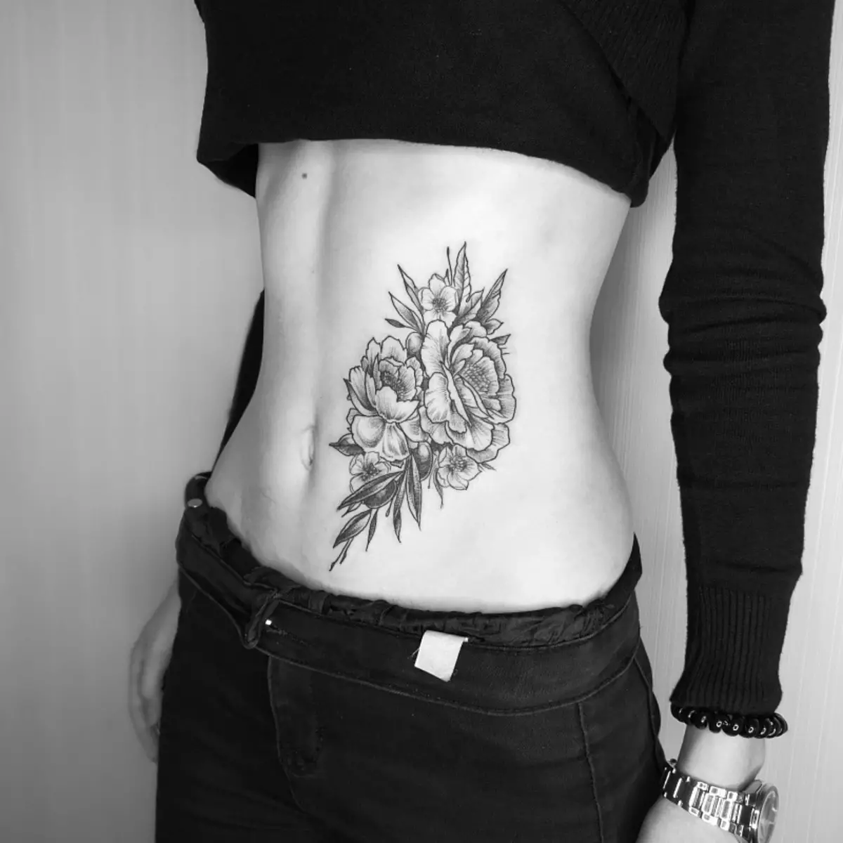 Tatouage sur l'estomac (50 photos): sur le nombril, sur la presse et l'abdomen en bas. Croquis de beaux tatouages. Figures de tatouage 1999 et 2002, 1998 et autres, d'autres options pour petites et grandes images 13790_12