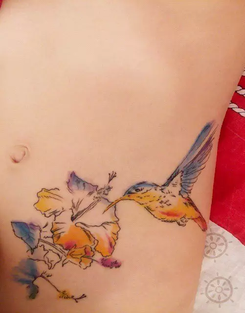 Tattoo ar an boilg (50 grianghraf): Ar an navel, ar an bpreas agus an bolg ag an mbun. Sceitsí de thattoos álainn. Figiúirí Tattoo 1999 agus 2002, 1998 agus daoine eile, roghanna eile le haghaidh íomhánna beaga agus móra 13790_18