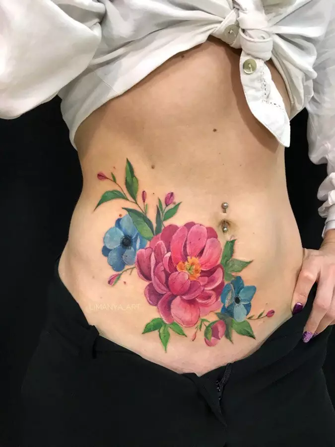 Tatuaggio sullo stomaco (50 foto): sull'ombelico, sulla stampa e sull'addome in basso. Schizzi di bellissimi tatuaggi. Figure del tatuaggio 1999 e 2002, 1998 e altri, altre opzioni per immagini piccole e grandi 13790_21