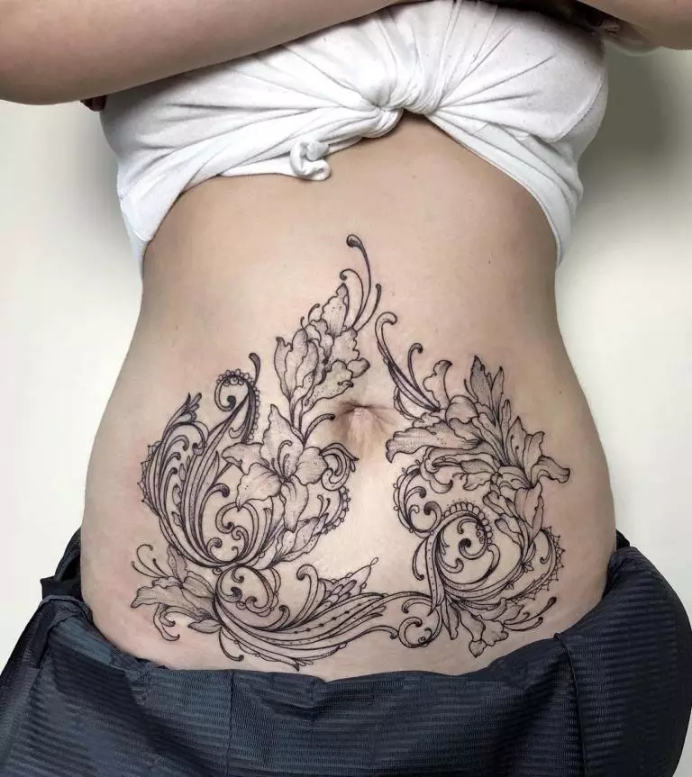 Tatouage sur l'estomac (50 photos): sur le nombril, sur la presse et l'abdomen en bas. Croquis de beaux tatouages. Figures de tatouage 1999 et 2002, 1998 et autres, d'autres options pour petites et grandes images 13790_23