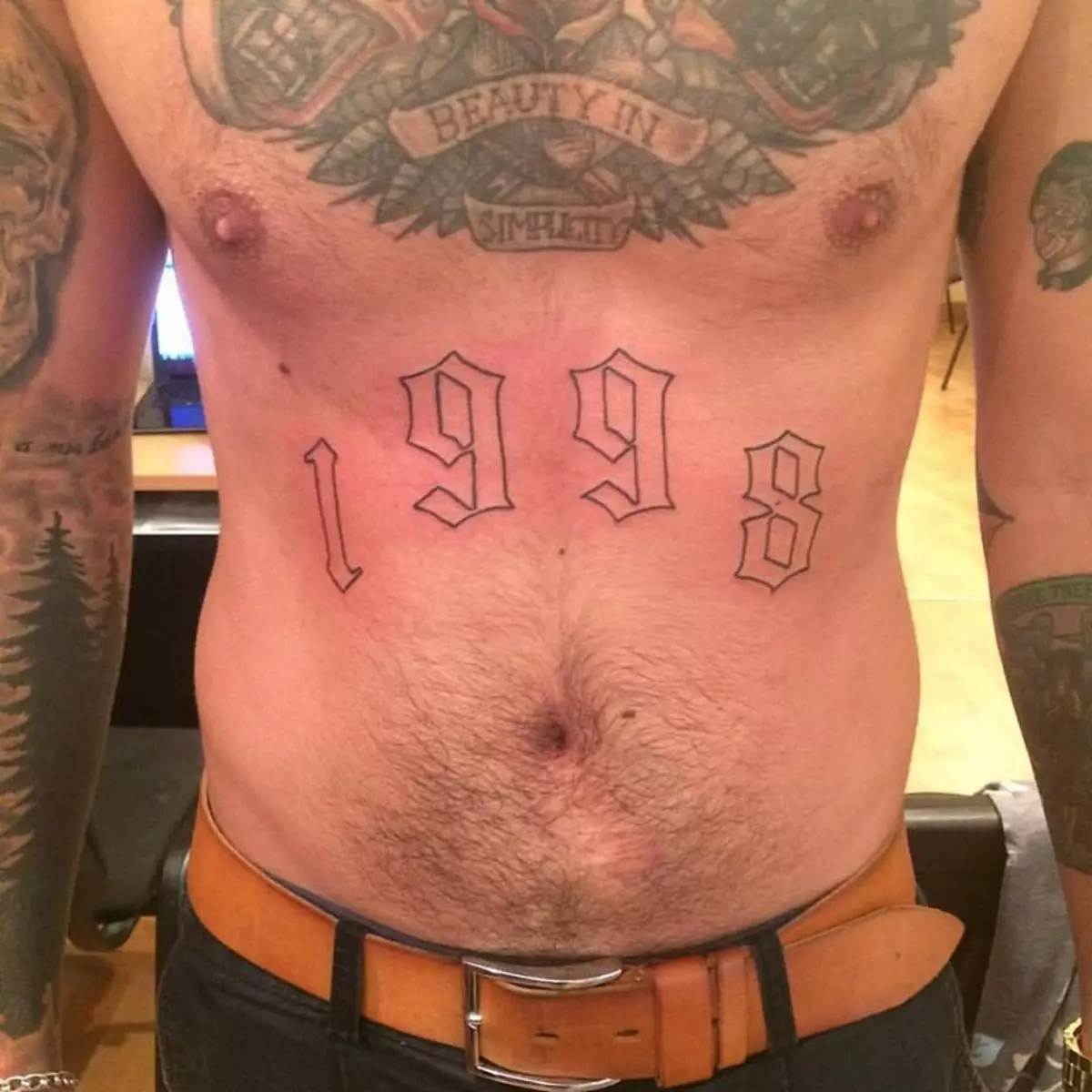 Tattoo ar an boilg (50 grianghraf): Ar an navel, ar an bpreas agus an bolg ag an mbun. Sceitsí de thattoos álainn. Figiúirí Tattoo 1999 agus 2002, 1998 agus daoine eile, roghanna eile le haghaidh íomhánna beaga agus móra 13790_31